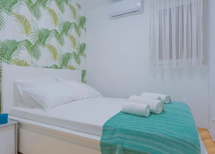 New Delux Garden With Hotube **** Apartman Split