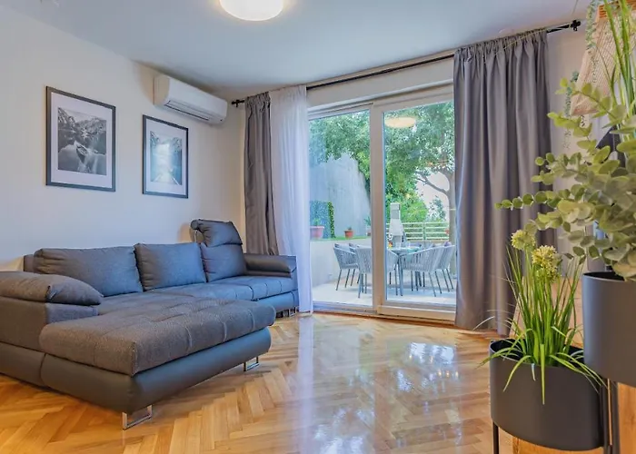 Apartman New Delux Garden With Hotube ****