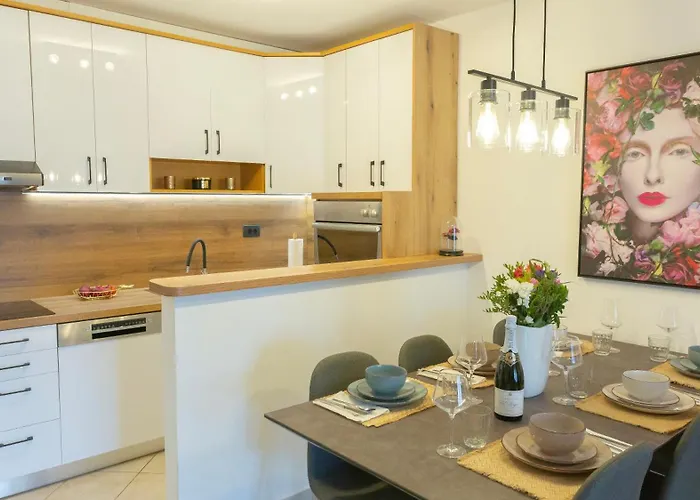 Apartman New Delux Garden With Hotube **** Split